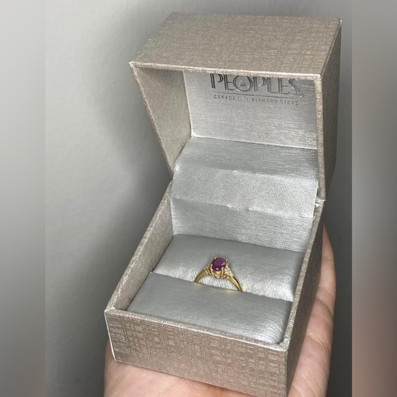 10K gold ring- Ruby & Diamonds - Picture 2 of 5